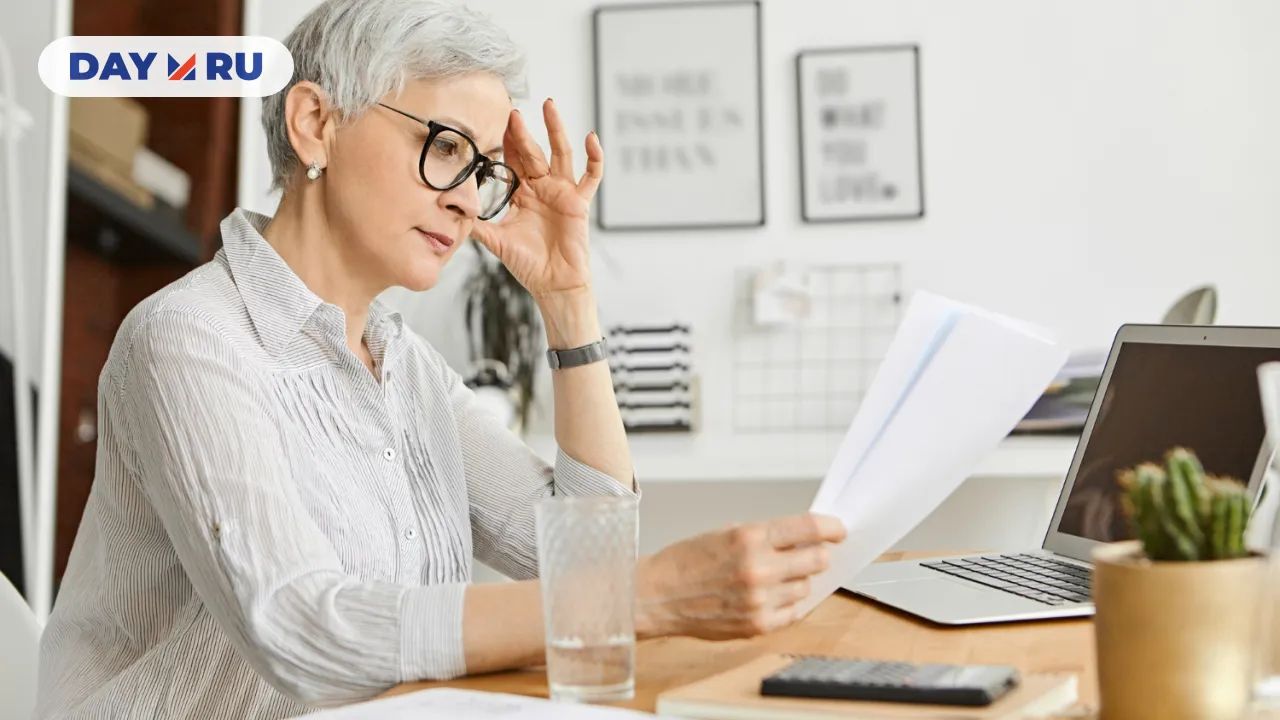 Пожилая женщина, документы