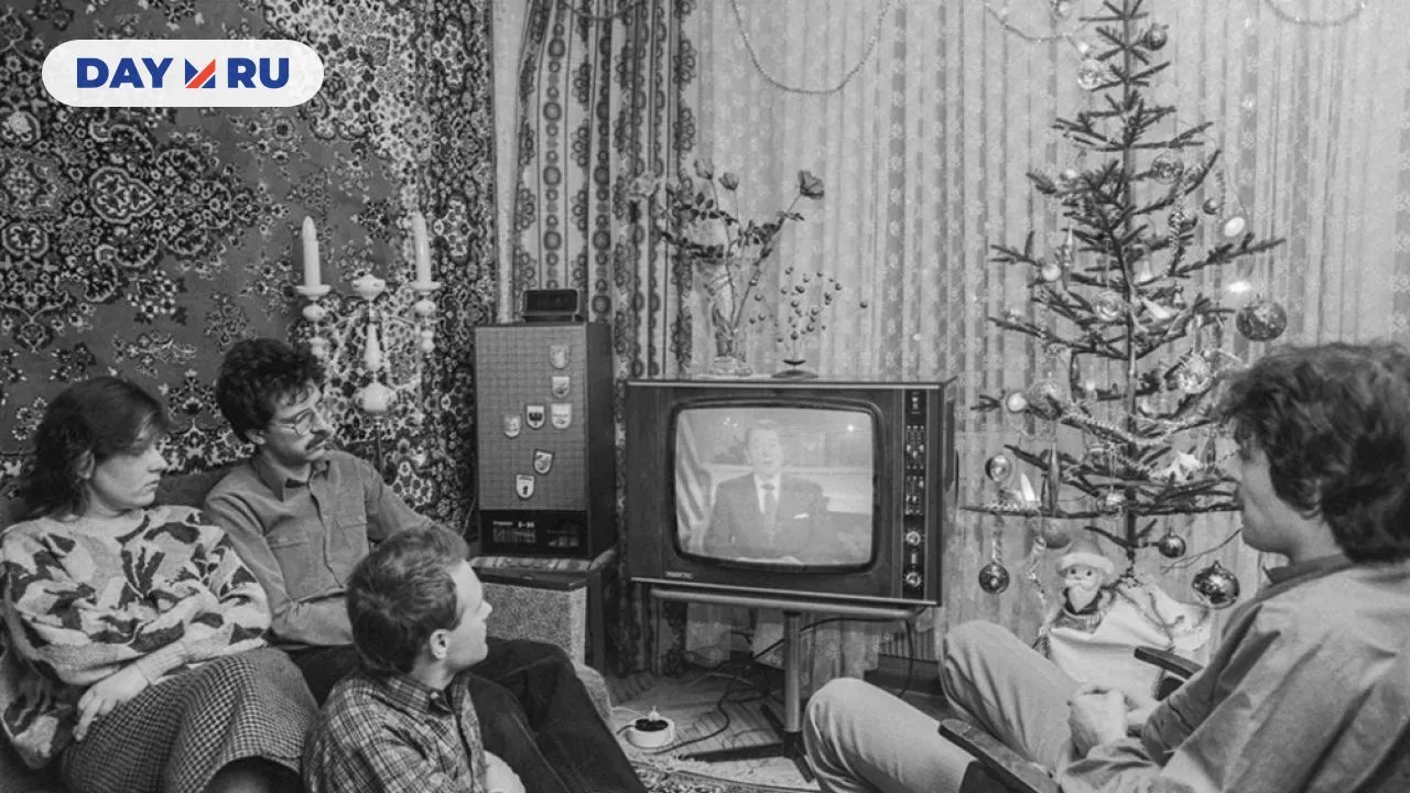 Семья у телевизора в новогодний вечер