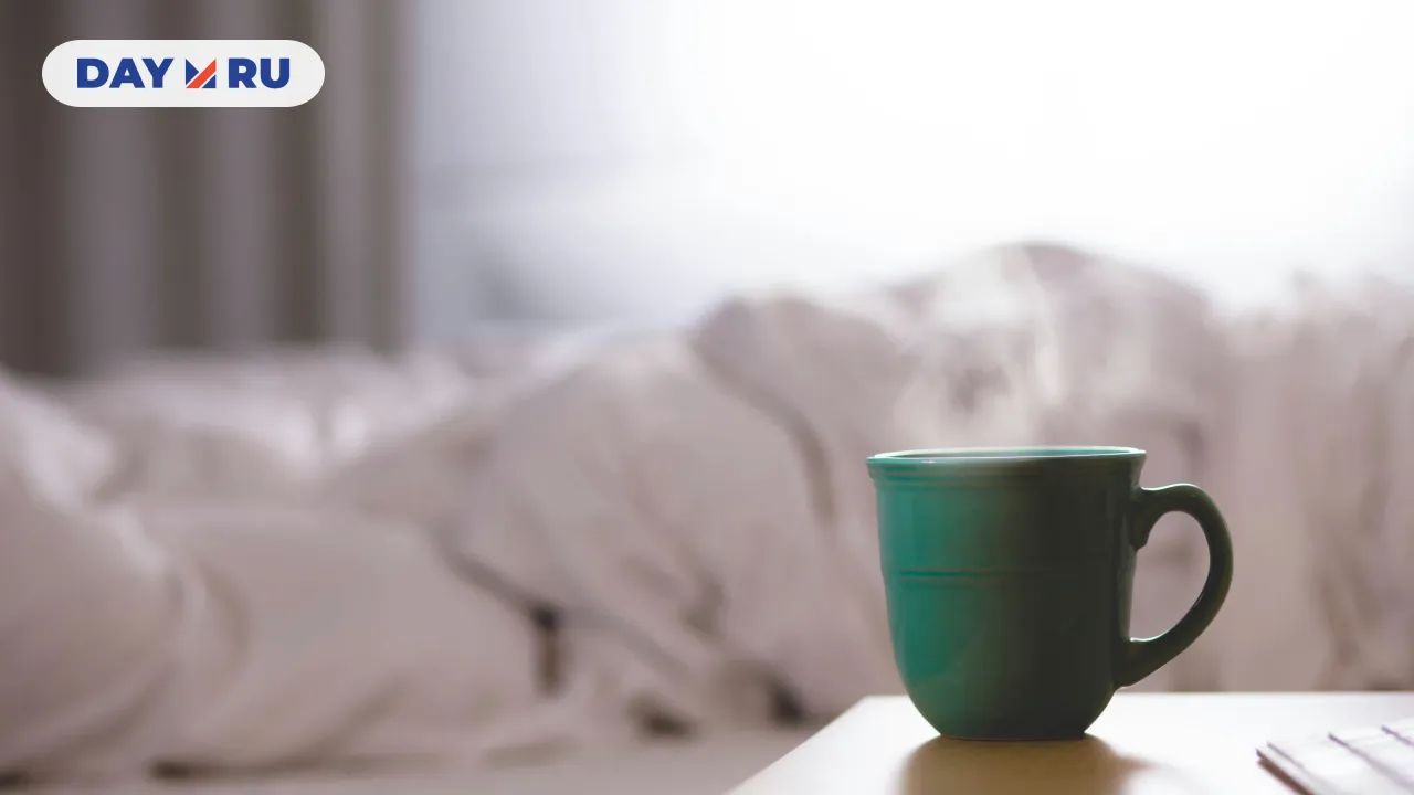 Чашка возле кровати