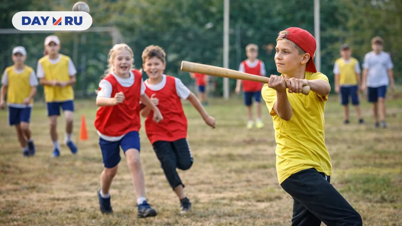 Дети играют в лапту на поле