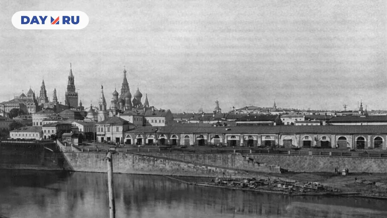 Вид на район Москворецкой улицы от Москвы-реки около 1900