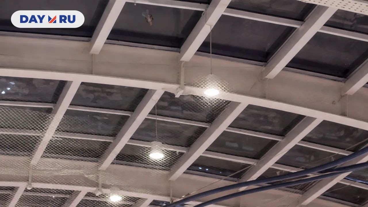 Потолок ТЦ с защитными сетками
