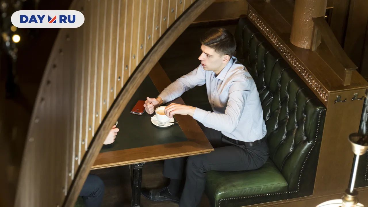 Мужчина в кафе