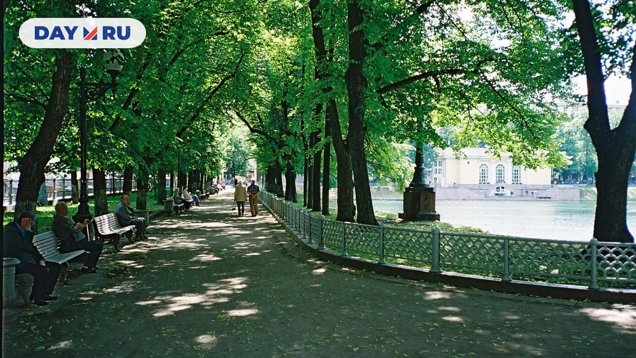 Пешеходная аллея вдоль Патриарших прудов, 2009 год