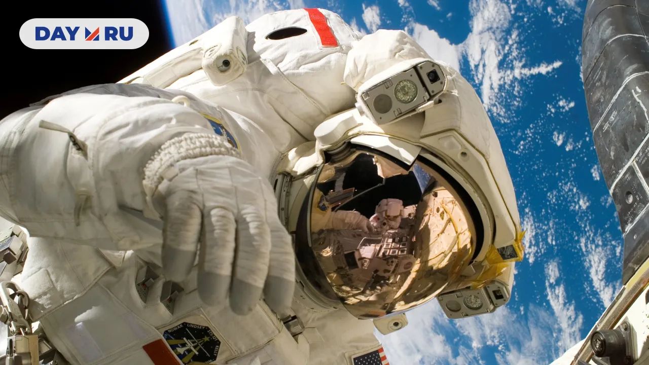 Астронавт Пирс Джон Селлерс в открытом космосе