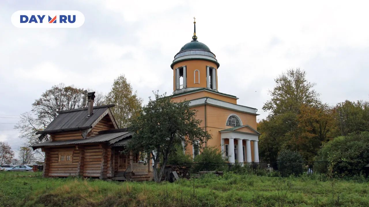 Храм Воздвижения и часовня Кронида Радонежского