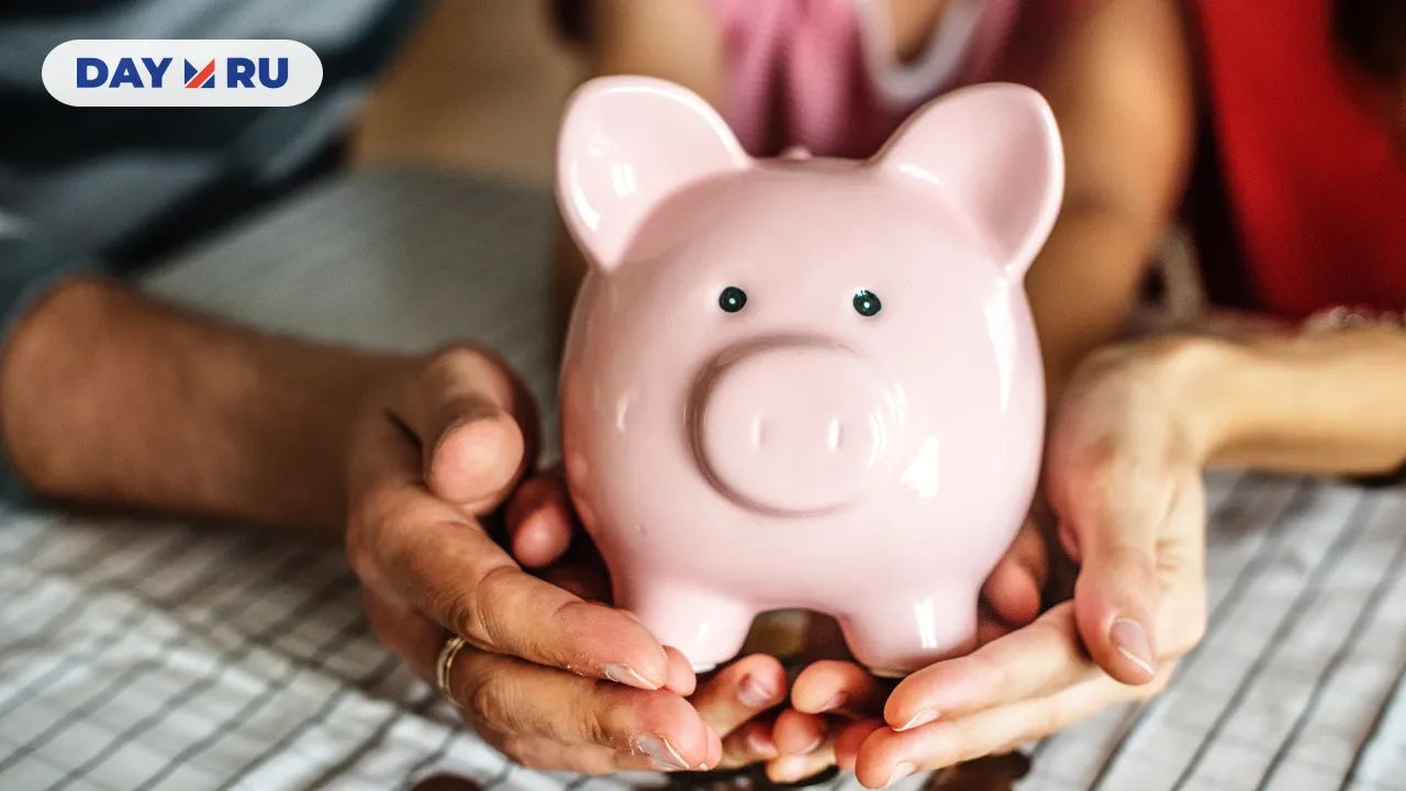 Копилка, деньги, руки