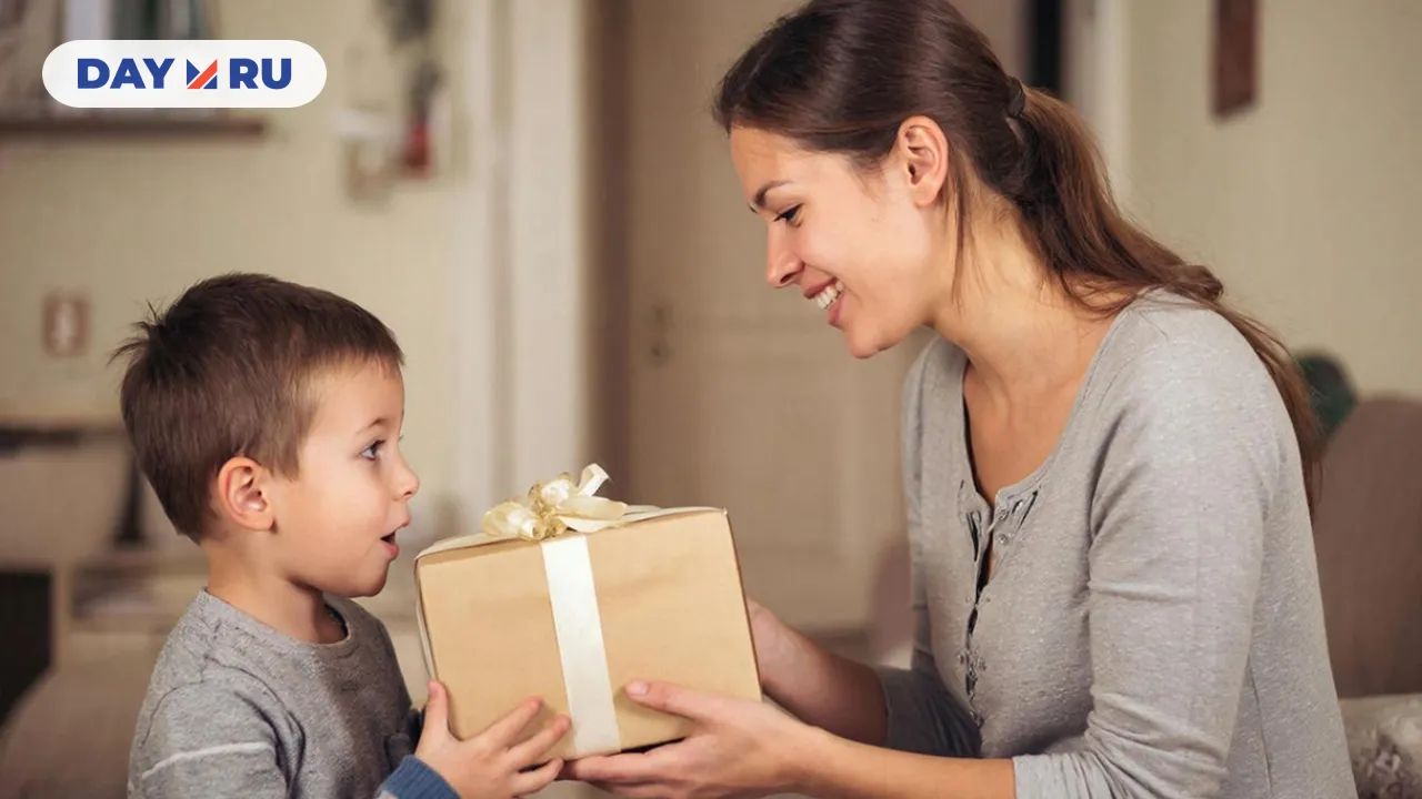 Мама дарит сыну подарок