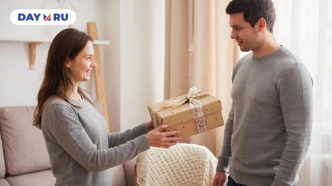 Женщина дарит подарок мужчине