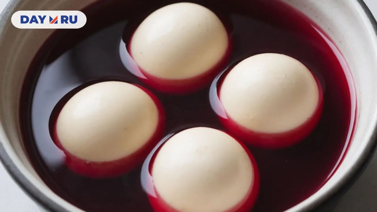 Купили невкусное вино? Попробуйте использовать его для окрашивания яиц на Пасху