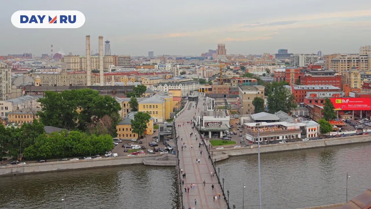 Вид на Патриарший мост с храма Христа Спасителя