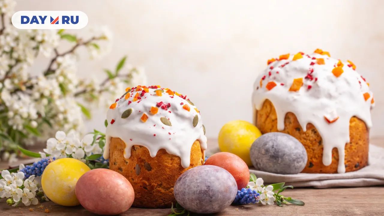 Пасхальные куличи и раскрашенные яйца