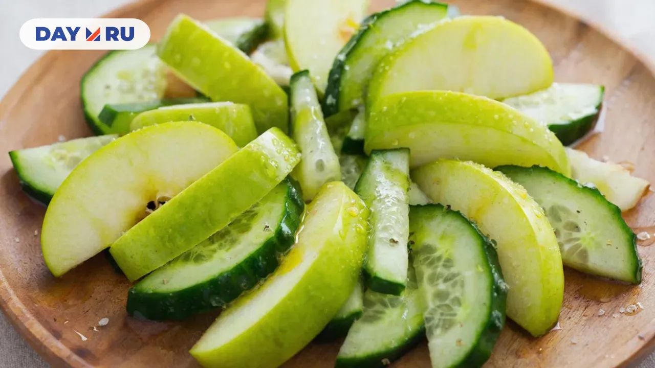 Салат с яблоком и огурцом