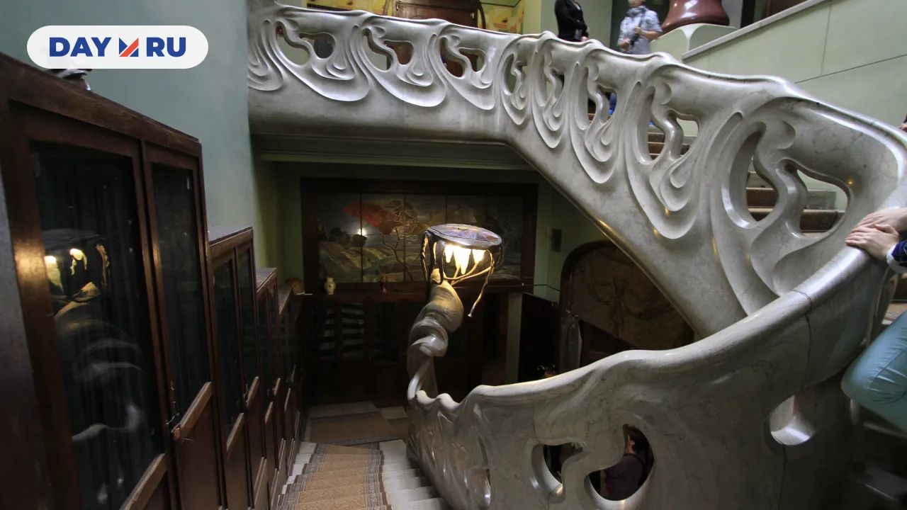 Парадная лестница-волна с лампой-медузой, 2013 год