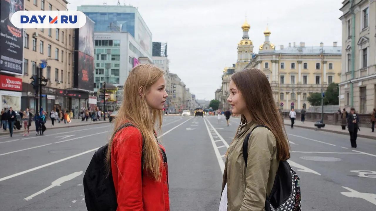 Девушки, город