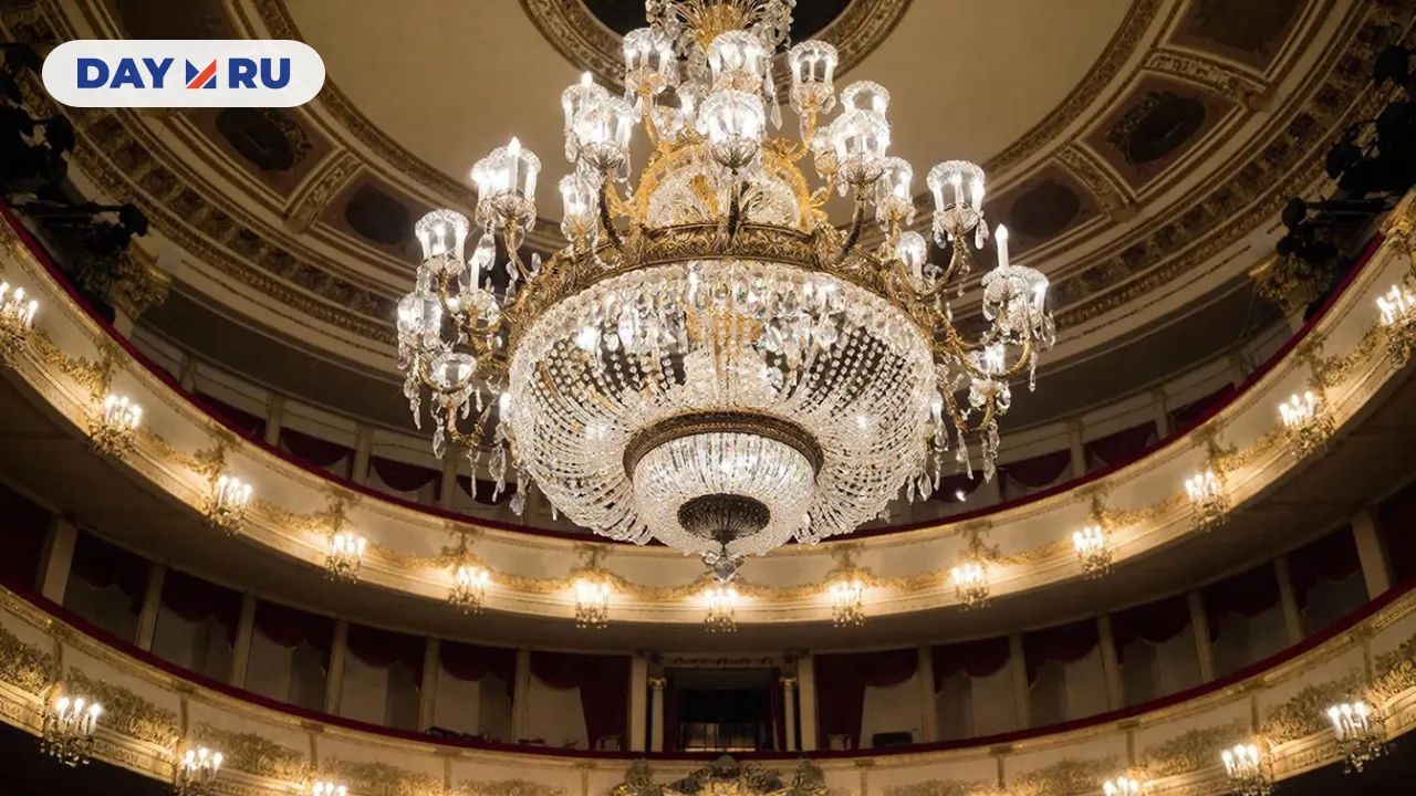 Люстра в театре