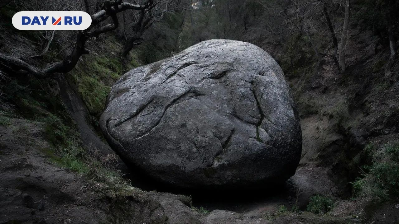 Огромный камень