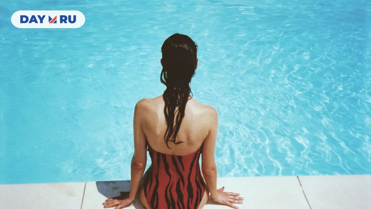 Бассейн, девушка