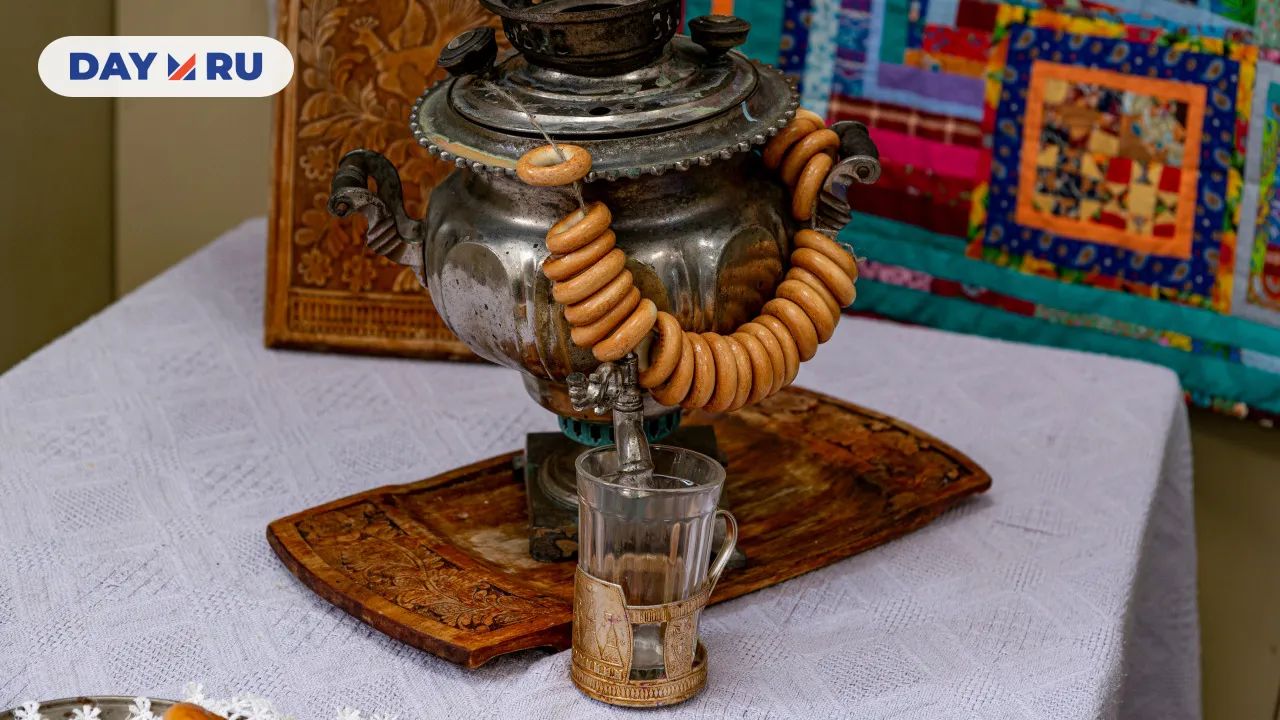 Стол, скатерть, самовар