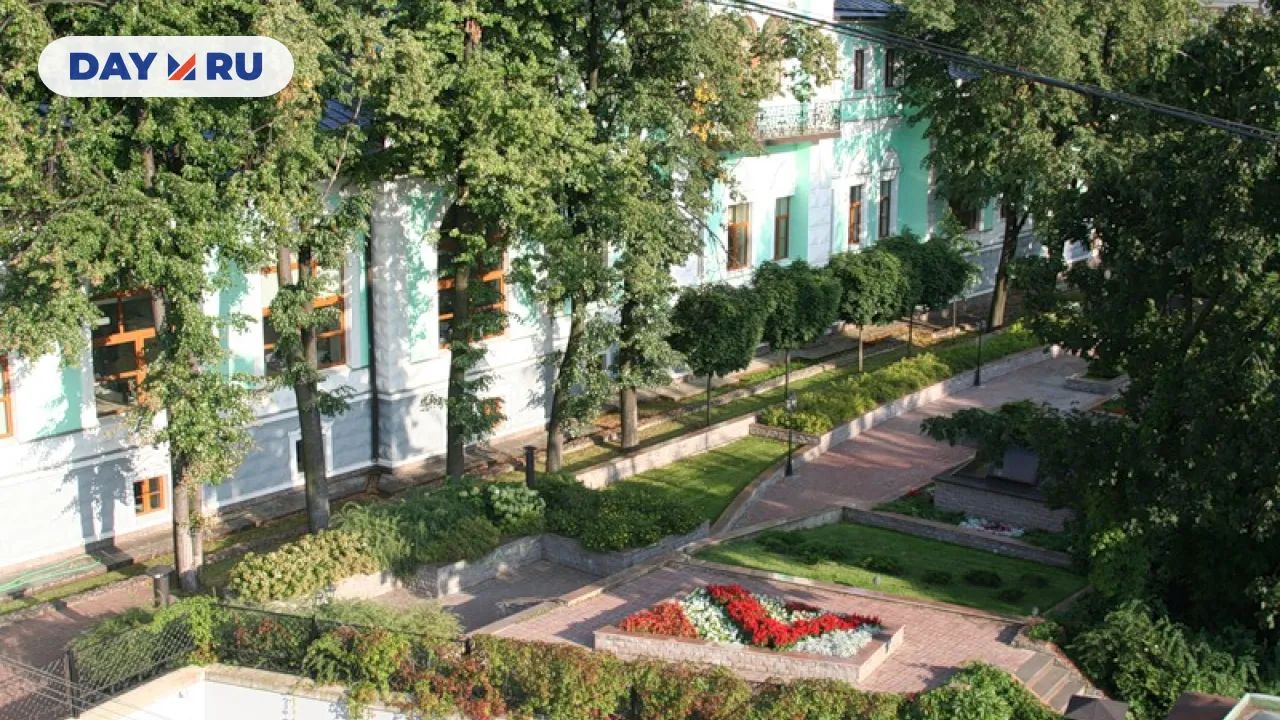 Вид Морозовского сада от Палат дьяка Емельяна Украинцева