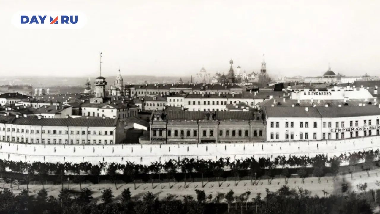 Панорама Китай-города в Москве, 1887 год. Вид (слева направо) от Варварских ворот к Ильинским. Между ними глухая Гранёная (Многогранная) башня