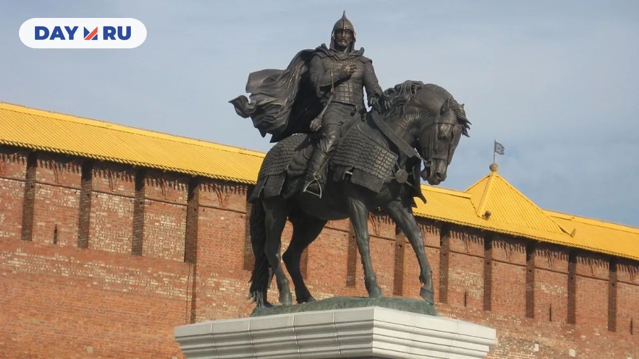 Памятник Дмитрию Донскому перед Маринкиной башней Коломенского кремля