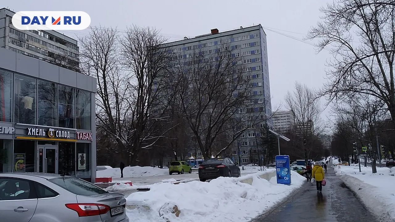 Улица Шверника, возле торгового центра «Черёмушки», д. 13 корпус 1, где Павел покупал шампанское