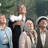 Кадр из фильма «Любовь и голуби» (1984) 
