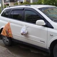 Машина с мусорными пакетами