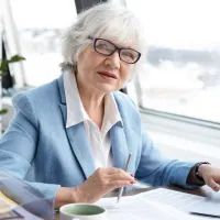 Пенсионер на работе