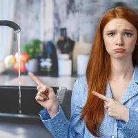 Девушка рядом с краном воды