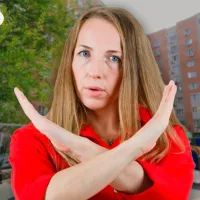 Девушка срестила руки