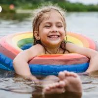 девочка плавает