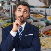 мужчина в столовой