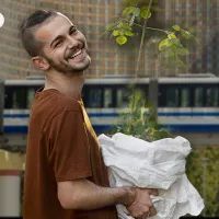 Мужчина рад парку