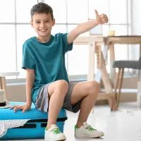 Ребенок с чемоданом