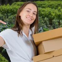 Девушка с картоном