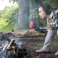 Девушка у костра