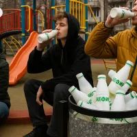 Употребление кефира на детской площадке