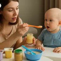 Мама кормит ребенка