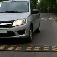 Лежачий полицейский и автомобиль