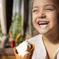 девочка с мороженным