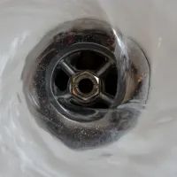 Сливное отверстие раковины