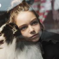 грустная девочка с собакой