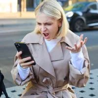 дева и телефон