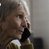 женщина с телефоном