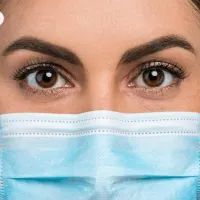 женщина в маске