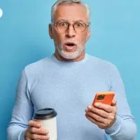 Грустный мужчина с кофе