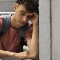 Грустный школьник