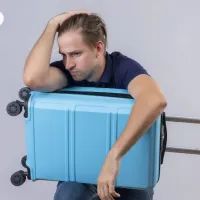 мужчина с чемоданом